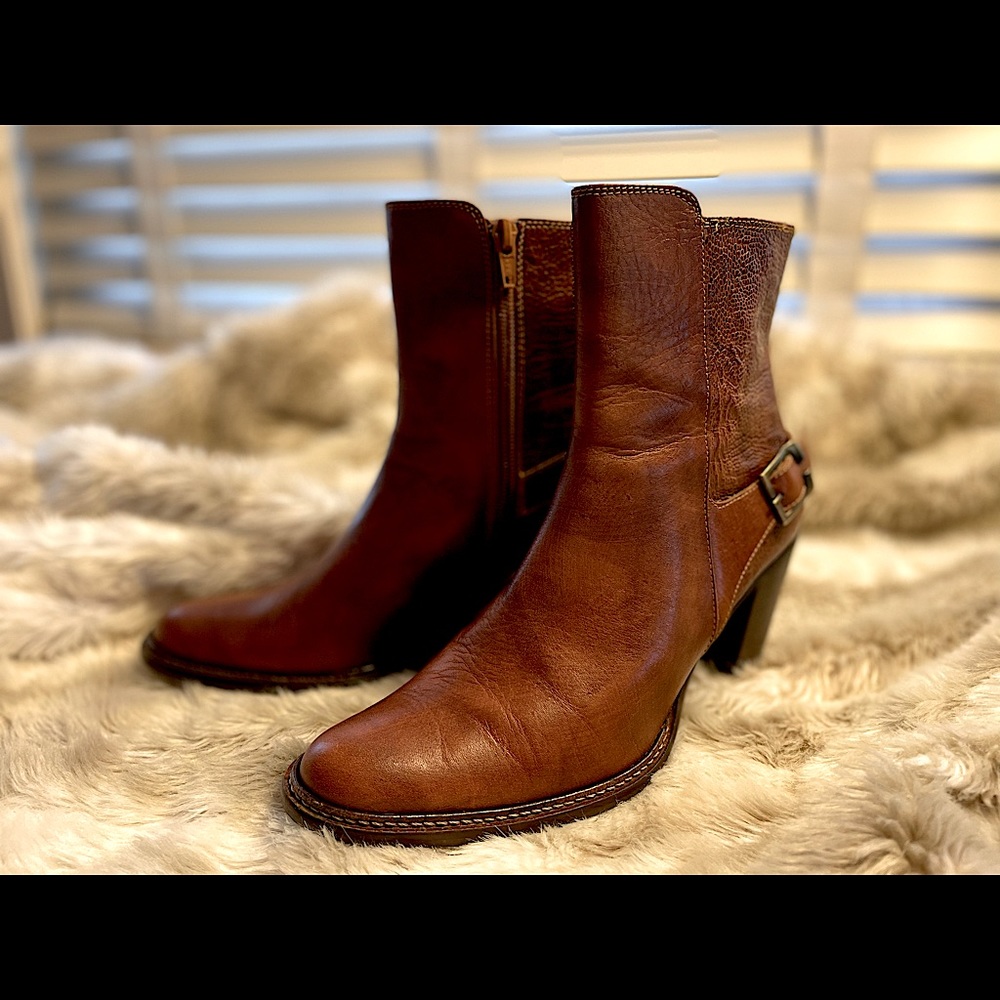 One of a kind BRUNO VARO brown Italian leather ankle boots. Size 7